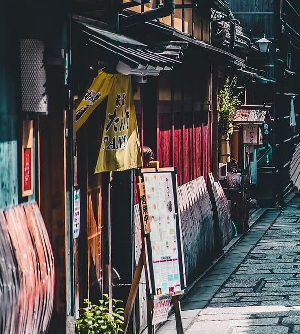 Cultuur tussen eeuwenoude rituelen en moderne verwarring 🎭📿