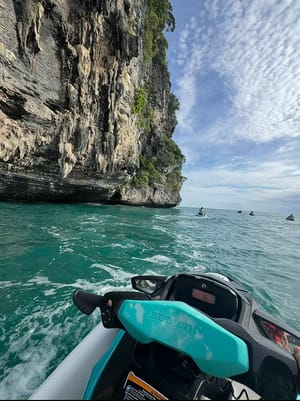 🐬 Loempia’s ingeruild voor levensgevaar op zee – jetskien met een twist